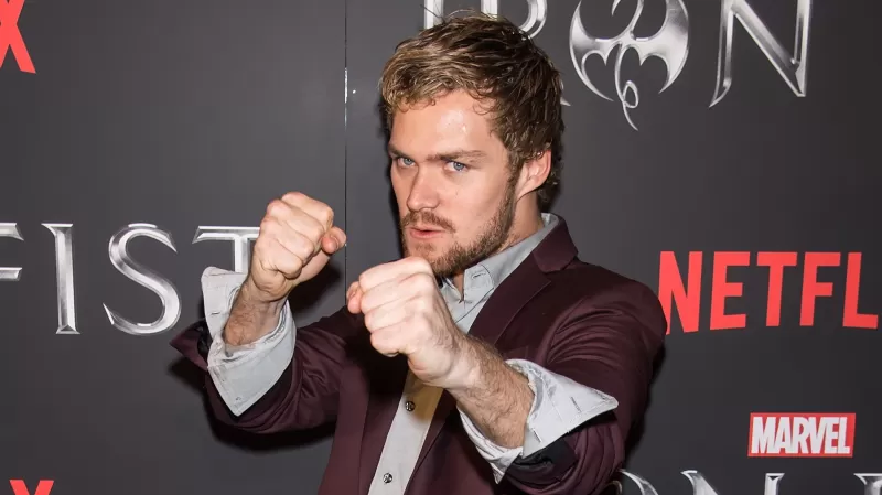 Finn Jones thừa nhận những lời phê bình của Iron Fist, quyết tâm chứng minh những người nghi ngờ sai