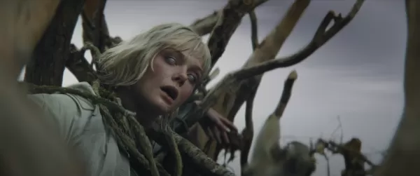Ang logo ng Weyland Yutani sa mga mata ni Elle Fanning. Siya ba ay isang synth?