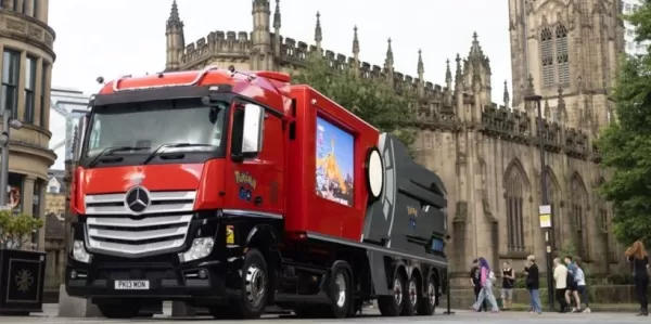 포켓몬 고 데칼이 붙은 빨간 트럭이 런던 거리를 달리고 있습니다